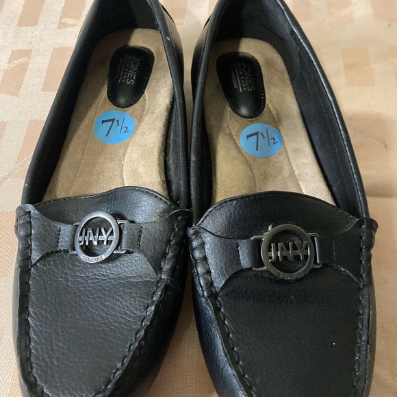 Jones New York Black Leather Loafers with Decorative Vamp - Picture 3 of 6